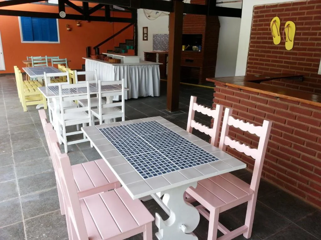 Piscina iluminada à noite