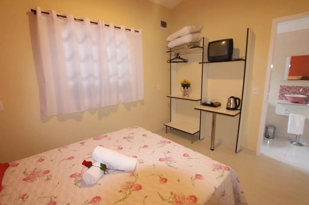 Espreguiçadeiras na piscina